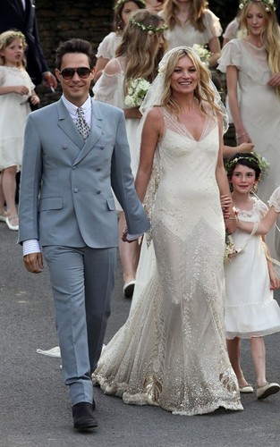  Kate Moss and Jamie Hince on their wedding hari (July 1)