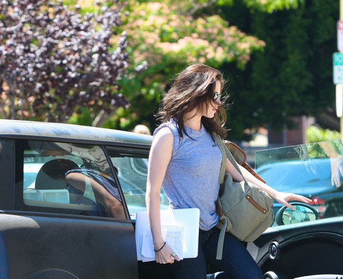  Kristen Stewart is seen heading into an office building in L.A, Jun 30