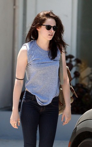  Kristen Stewart out for a workout (June 30).