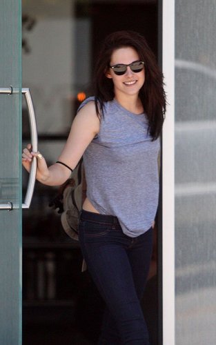  Kristen Stewart out for a workout (June 30).