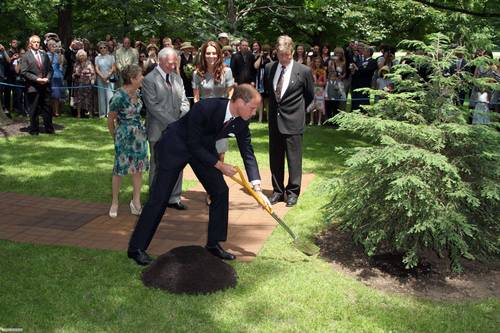  lebih foto from the pohon planting ceremony at Rideau Hall, Canada! [HQ]