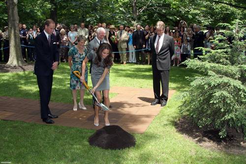  lebih foto-foto from the pokok planting ceremony at Rideau Hall, Canada! [HQ]