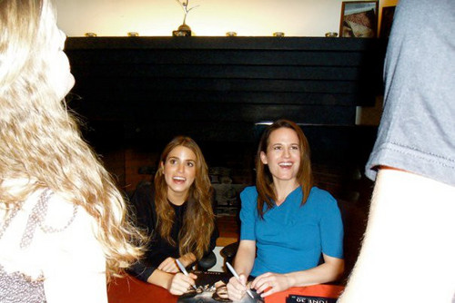  New/old foto of Elizabeth and Nikki promoting Eclipse in Seattle! [2010]