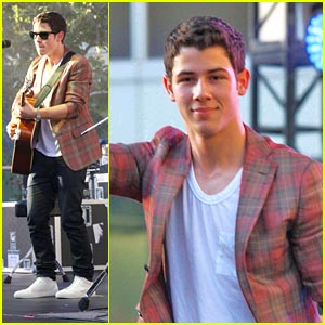  Nick Jonas: At The Grand Openig For The microsoft store (07.01.2011) !!!