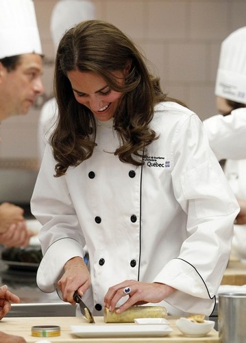  Prince William and the Duchess of Cambridge take part in a comida preparation demonstration