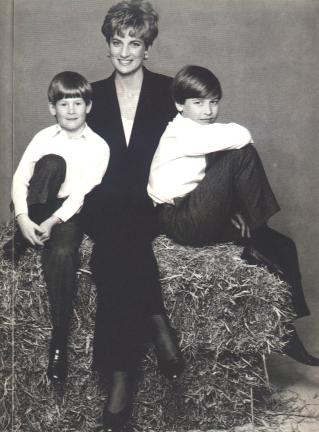  Princess Diana with her sons
