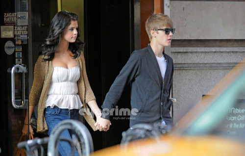  Selena Gomez & Justin Bieber holding hands after having 공식 만찬, 저녁 식사 in NY, June 30
