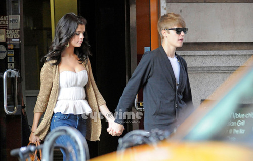  Selena Gomez & Justin Bieber holding hands after having रात का खाना in NY, June 30