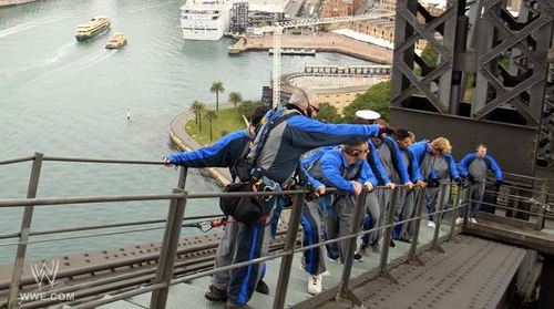  Superstars climb the Sydney Harbour Bridge, presented によって “WWE All Stars”