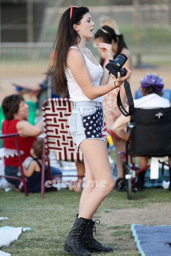  Kylie Jenner spends the 4th of July out with Marafiki in Calabasas.
