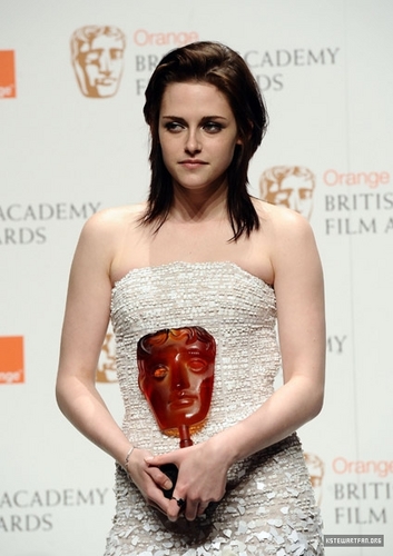  02.21.10: The trái cam, màu da cam British Academy Film Awards - Press Room