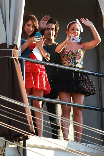  Ariana, Liz & other Victorious cast