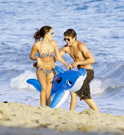  Ashley - Celebrating her 26th birthday in Malibu with Zac Efron and Những người bạn - July 02, 2011