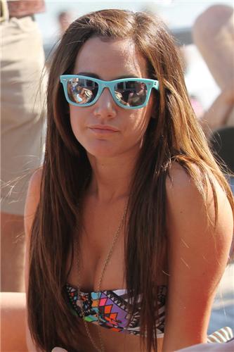  Ashley - Celebrating her 26th birthday in Malibu with Zac Efron and फ्रेंड्स - July 02, 2011