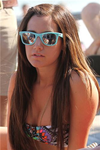  Ashley - Celebrating her 26th birthday in Malibu with Zac Efron and フレンズ - July 02, 2011