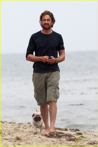  Gerard Butler Strolls the ساحل سمندر, بیچ with Lolita!