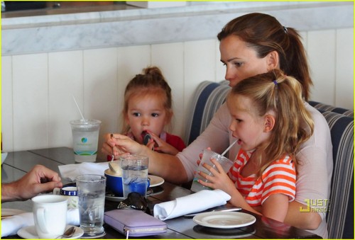  Jennifer Garner & Ben Affleck: sarapan lewat pagi, sarapan tengah hari with the Girls