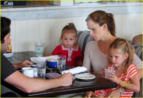  Jennifer Garner & Ben Affleck: bữa ăn, brunch with the Girls