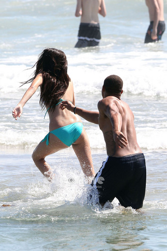  Kendall Jenner in a Bikini on the 海滩 in Malibu, July 4