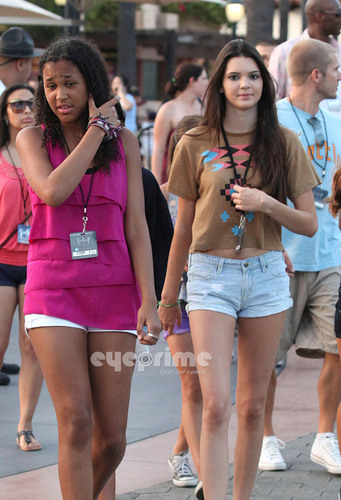  Kendall, Kylie & Khloe enjoy a jour at Universal Studios in Hollywood, July 5