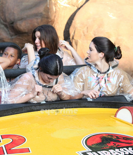  Kendall, Kylie & Khloe enjoy a hari at Universal Studios in Hollywood, July 5