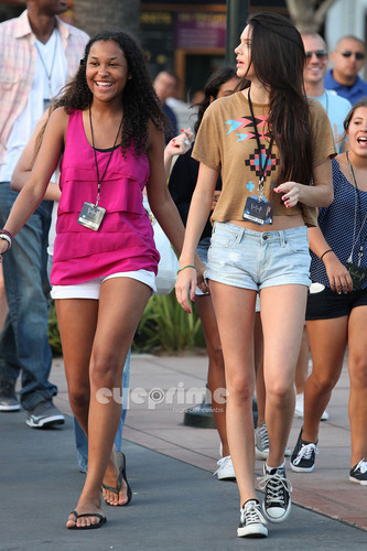  Kendall, Kylie & Khloe enjoy a 일 at Universal Studios in Hollywood, July 5