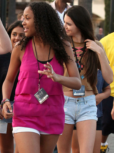 Kendall, Kylie & Khloe enjoy a 일 at Universal Studios in Hollywood, July 5