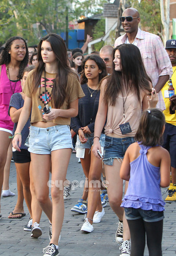  Kendall, Kylie & Khloe enjoy a দিন at Universal Studios in Hollywood, July 5