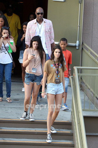  Kendall, Kylie & Khloe enjoy a день at Universal Studios in Hollywood, July 5