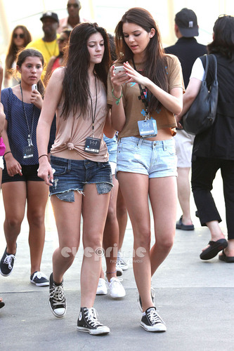  Kendall, Kylie & Khloe enjoy a ngày at Universal Studios in Hollywood, July 5