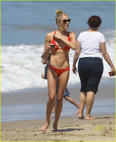  LeAnn Rimes: Teeny Red Bikini!