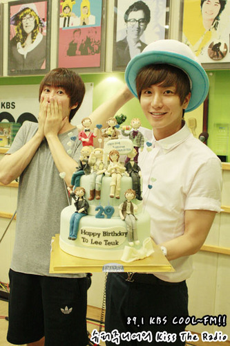 Leeteuk with his birthday cake