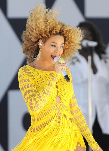  Performs On Good Morning America 01 07 2011
