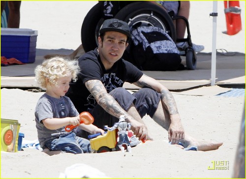  Pete Wentz: Shirtless at the समुद्र तट with Bronx!