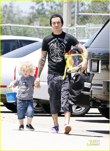  Pete Wentz: Shirtless at the ビーチ with Bronx!