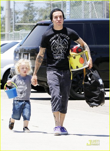  Pete Wentz: Shirtless at the ビーチ with Bronx!