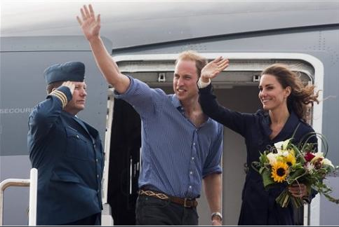  Prince William&Catherine leaving the island