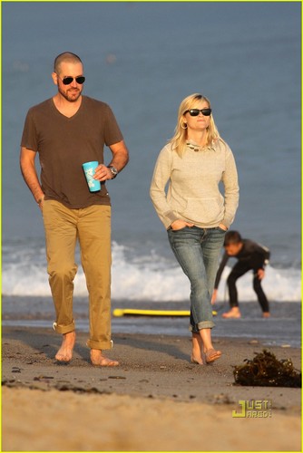  Reese Witherspoon & Jim Toth: пляж, пляжный with Ava & Deacon