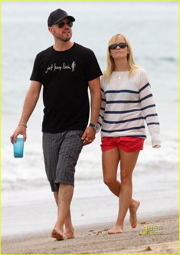  Reese Witherspoon & Jim Toth: strand with Ava & Deacon