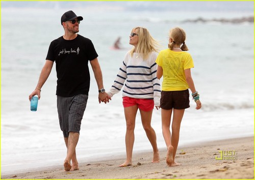  Reese Witherspoon & Jim Toth: de praia, praia with Ava & Deacon