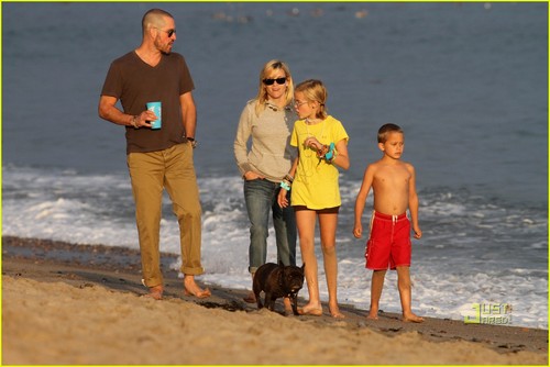  Reese Witherspoon & Jim Toth: plage with Ava & Deacon