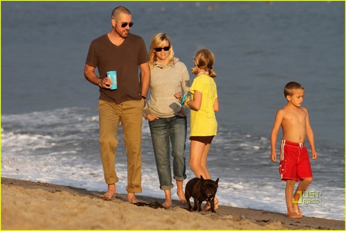  Reese Witherspoon & Jim Toth: beach, pwani with Ava & Deacon