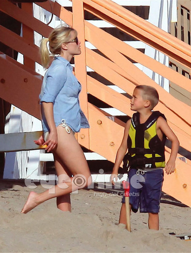 Reese Witherspoon in a Bikini on the Beach in Malibu, July 4