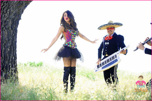  Selena-Gomez-Love-You-Like-A-Love-Song-VIDEO-SHOOT-PICS-11_large.jpg