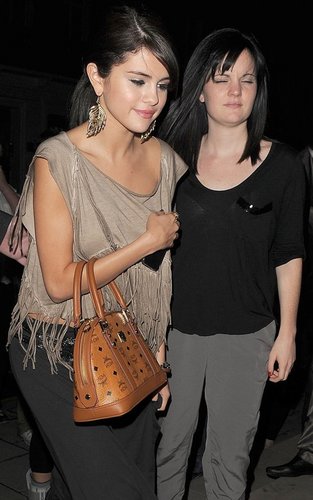  Selena Gomez out at Nobu in Londres (July 5).