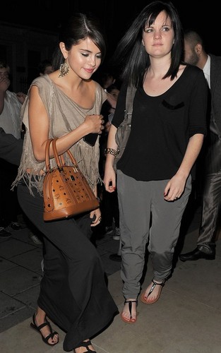  Selena Gomez out at Nobu in लंडन (July 5).