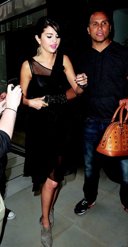  Selena - Leaving Hotel for HMV in লন্ডন - July 05, 2011