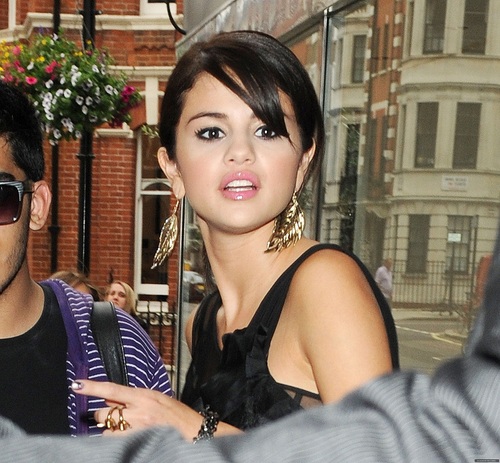  Selena - Leaving Hotel for HMV in 伦敦 - July 05, 2011