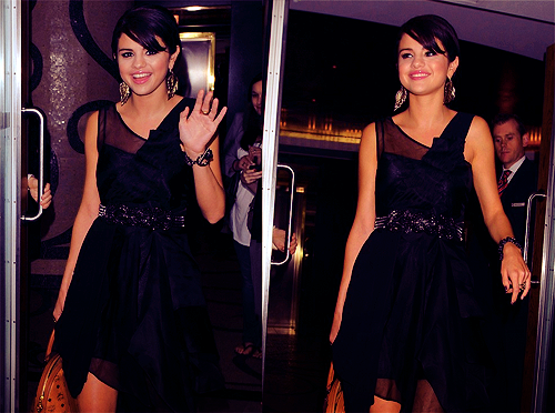  Selena leaving her Лондон Hotel