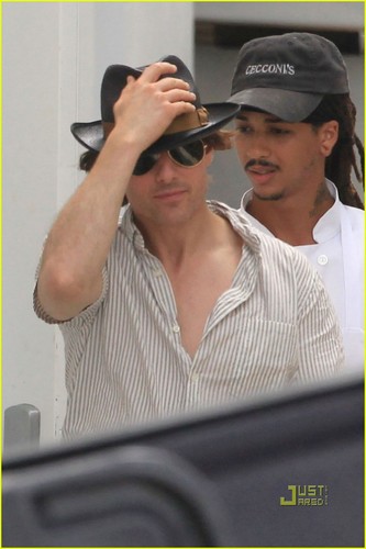  Tom Cruise & Suri: Katie Leaves Miami
